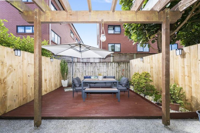 Photo of property in 11/17 Harbour View Road, Te Atatu Peninsula, Auckland, 0610