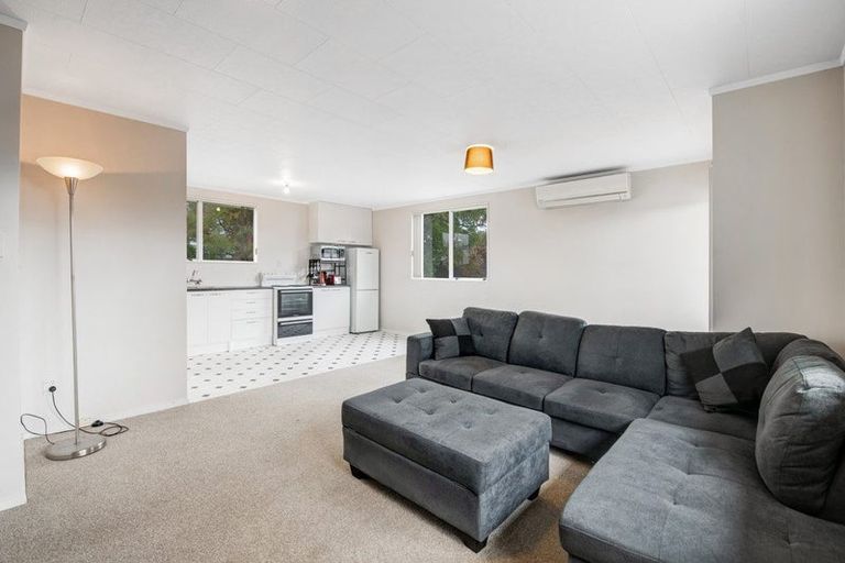 Photo of property in 2/26 Parakai Avenue, Parakai, 0830