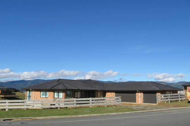Photo of property in 76 Kirton Drive, Riverstone Terraces, Upper Hutt, 5018