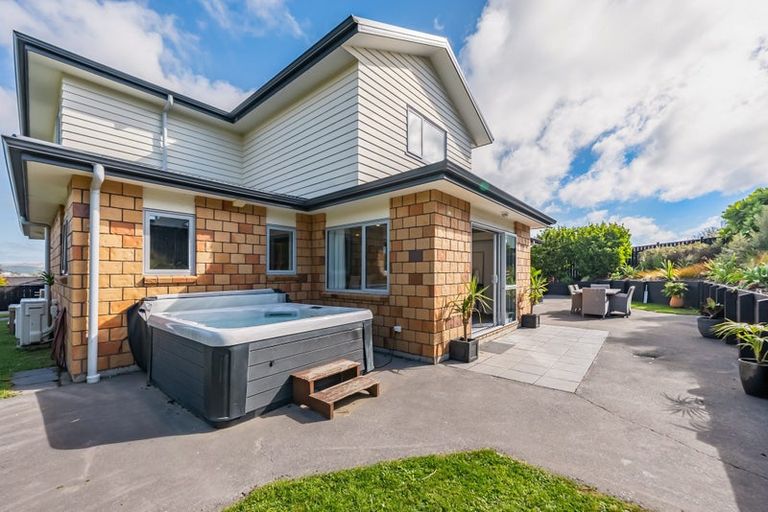 Photo of property in 17 Sumner Terrace, Aotea, Porirua, 5024