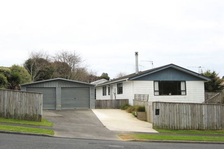 Photo of property in 43 Riversdale Drive, Merrilands, New Plymouth, 4312