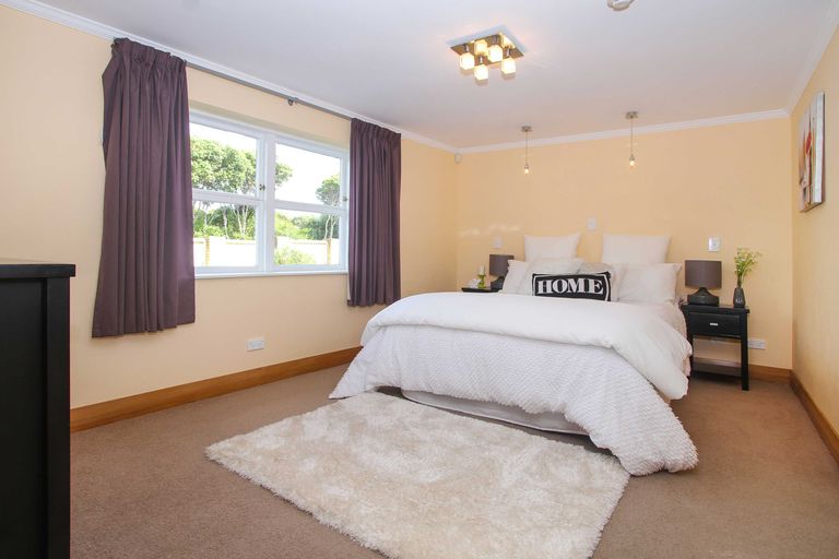 Photo of property in 24 Howard Road, Northcote, Auckland, 0627