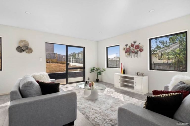 Photo of property in 5 Younger Lane, Massey, Auckland, 0614