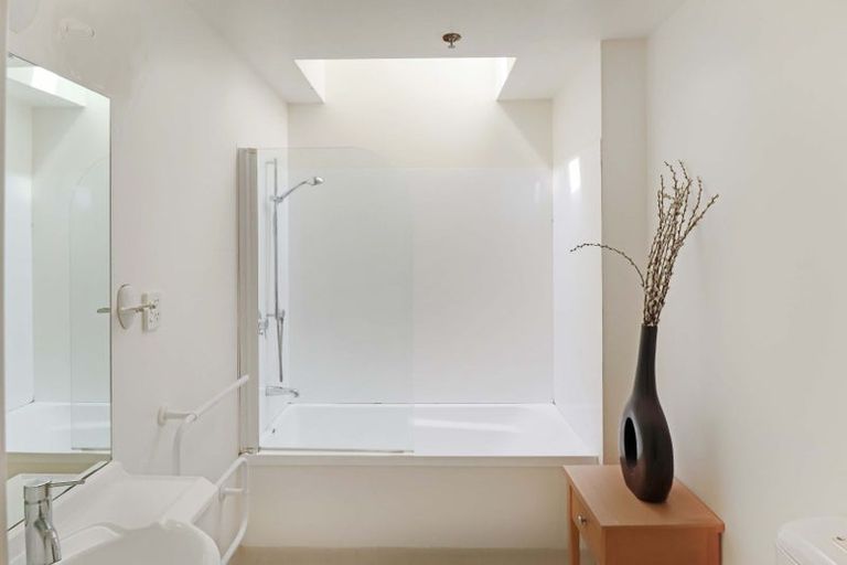 Photo of property in Terrace Heights Apartments, 2/163p The Terrace, Wellington Central, Wellington, 6011