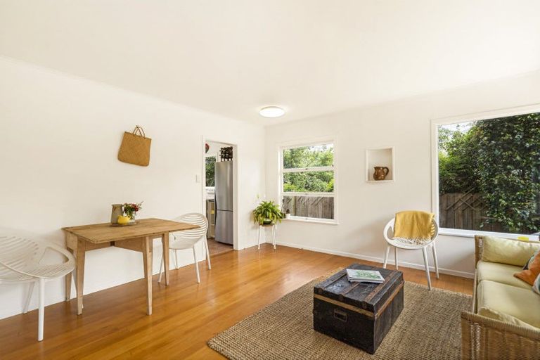 Photo of property in 2/2b Grove Road, Narrow Neck, Auckland, 0624