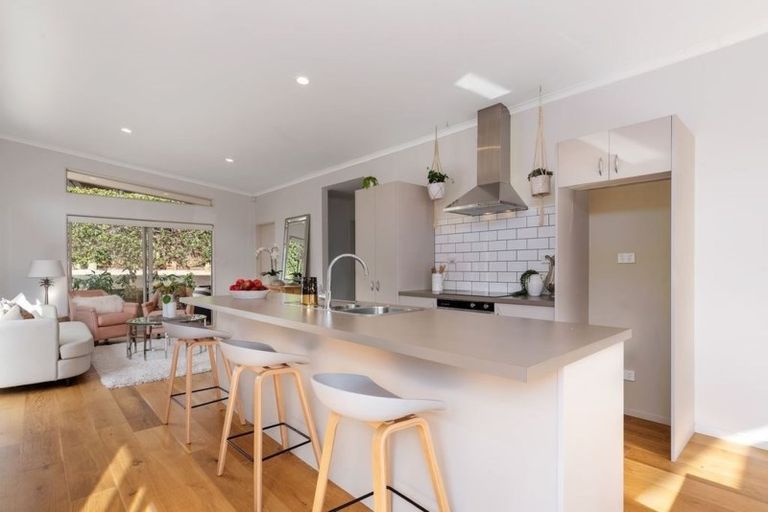 Photo of property in 9 Tobago Place, Sunnynook, Auckland, 0620