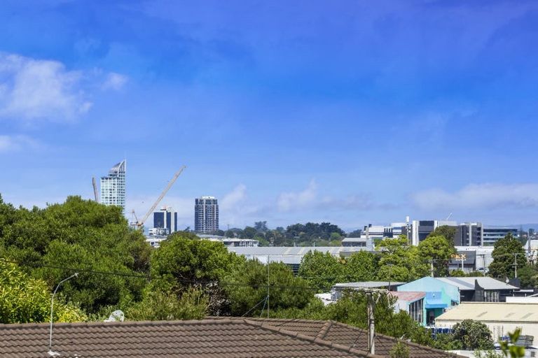 Photo of property in 9l View Road, Glenfield, Auckland, 0627