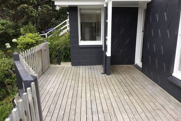 Photo of property in 18 Cave Road, Houghton Bay, Wellington, 6023