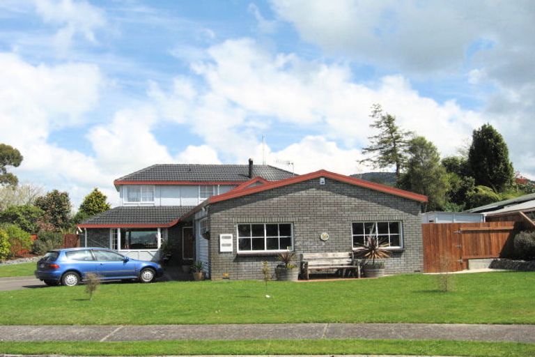 Photo of property in 10 Rika Place, Kawaha Point, Rotorua, 3010