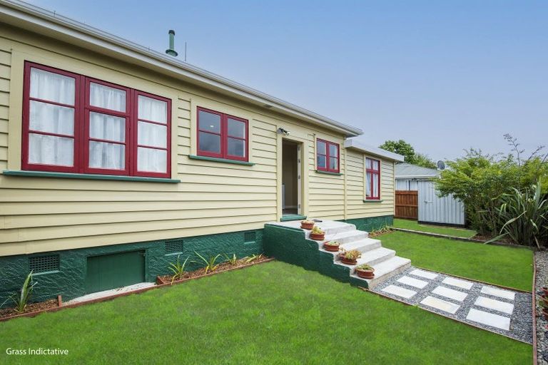 Photo of property in 73 Queenwood Road, Levin, 5510