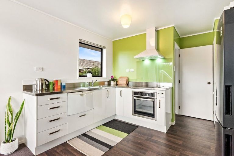 Photo of property in 2/6 Annette Avenue, Te Atatu South, Auckland, 0610