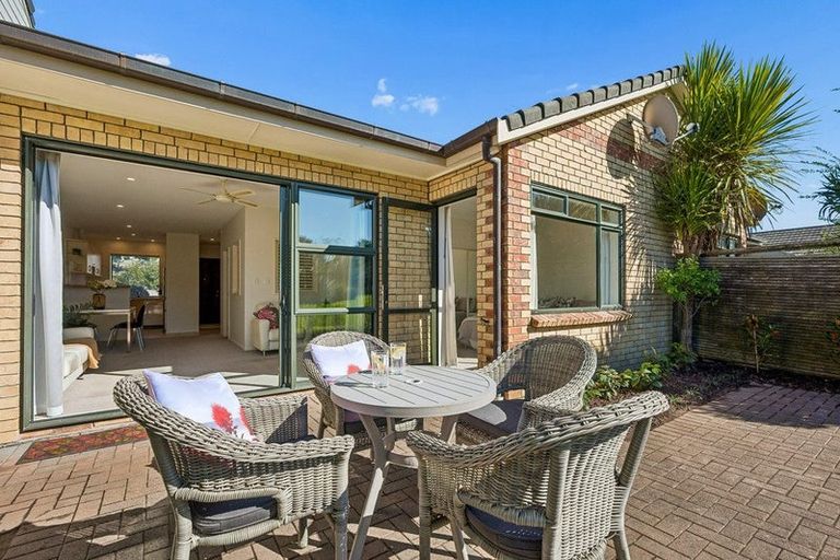 Photo of property in 8/9-13 Fields Parade, Oteha, Auckland, 0632