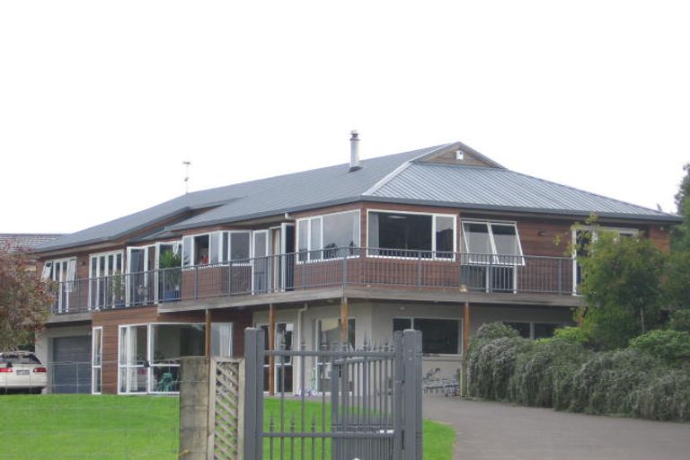 Photo of property in 12 Burgundy Park Avenue, Henderson, Auckland, 0612