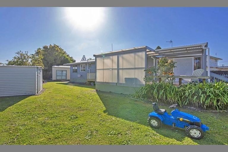 Photo of property in 85 Gloria Avenue, Te Atatu Peninsula, Auckland, 0610