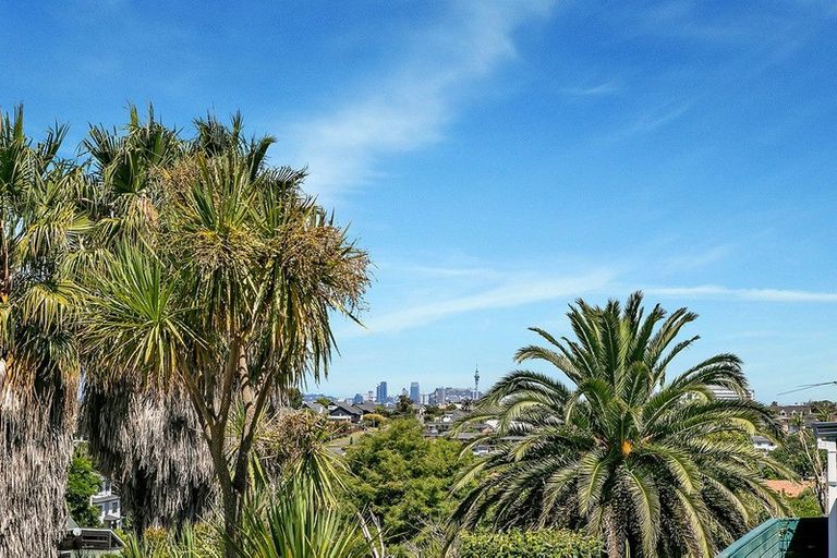 Photo of property in 28 Parr Terrace, Castor Bay, Auckland, 0620