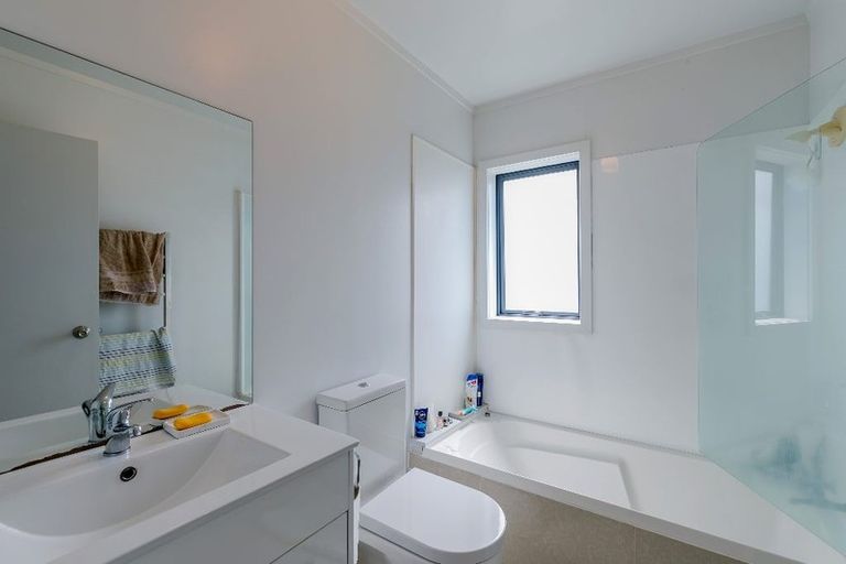 Photo of property in 3/5 John Jennings Drive, Oteha, Auckland, 0632