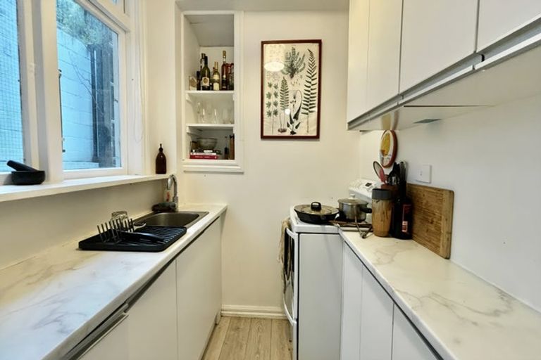 Photo of property in 1/246 Oriental Parade, Oriental Bay, Wellington, 6011