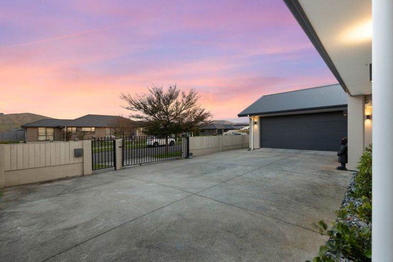 Photo of property in 4 Cyprus Place, Fitzherbert, Palmerston North, 4410