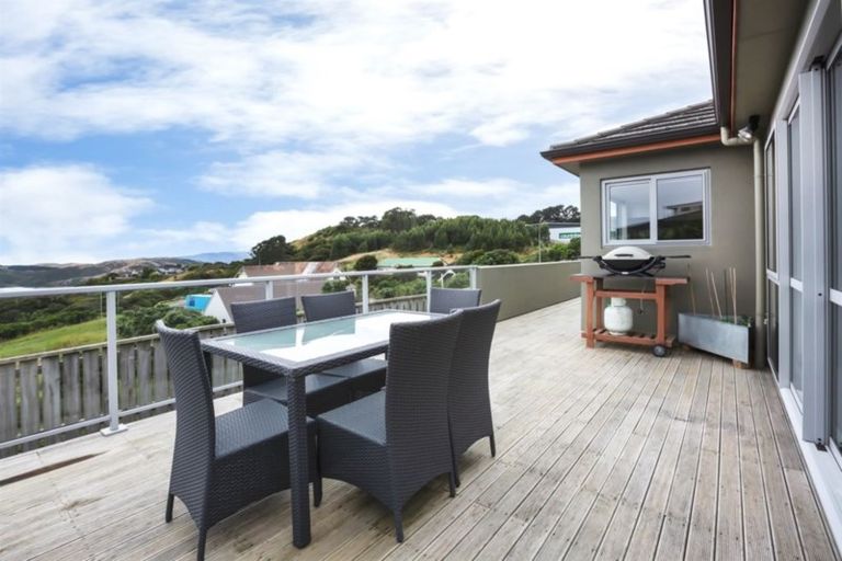 Photo of property in 3 Greenstone Place, Aotea, Porirua, 5024