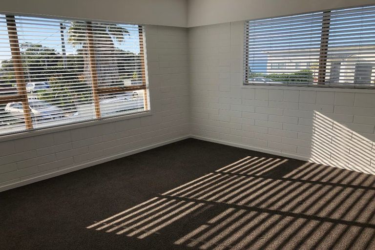 Photo of property in 85 Wade River Road, Stanmore Bay, Whangaparaoa, 0932