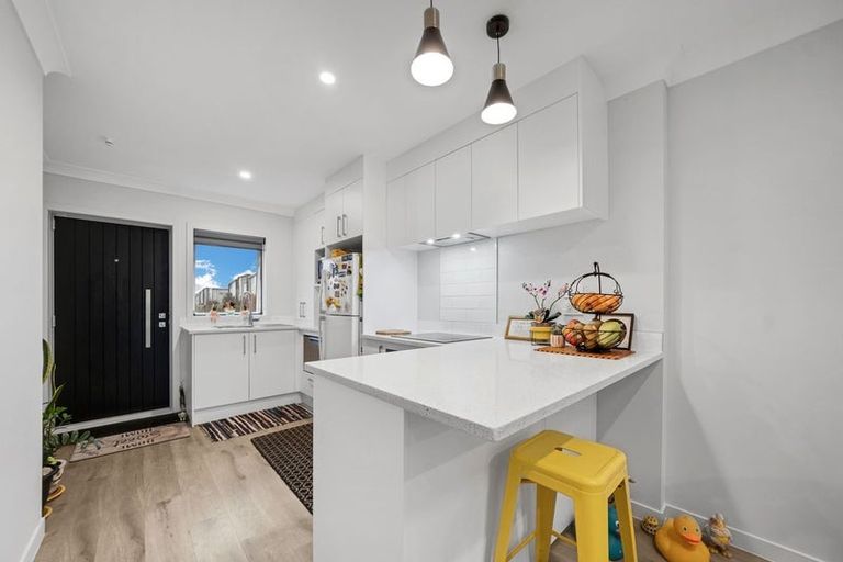 Photo of property in 70 Paretaiuru Crescent, Papakura, 2110