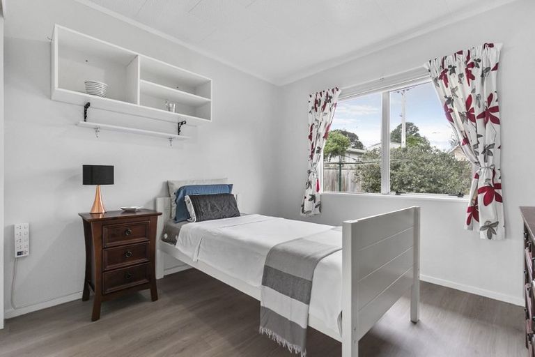 Photo of property in 2/119 Beach Haven Road, Beach Haven, Auckland, 0626