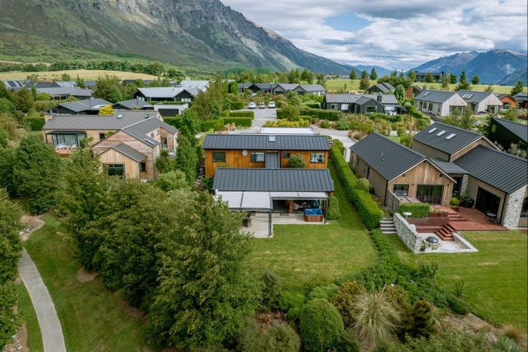 Photo of property in 10 Caithness Court, Jacks Point, Queenstown, 9371