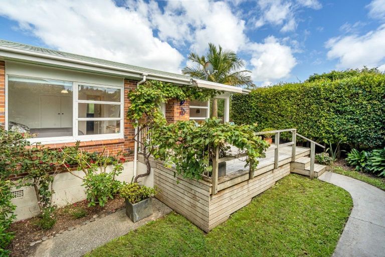 Photo of property in 2/2b Grove Road, Narrow Neck, Auckland, 0624