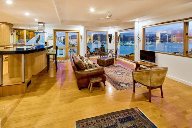 Photo of property in 76 The Crescent, Roseneath, Wellington, 6011