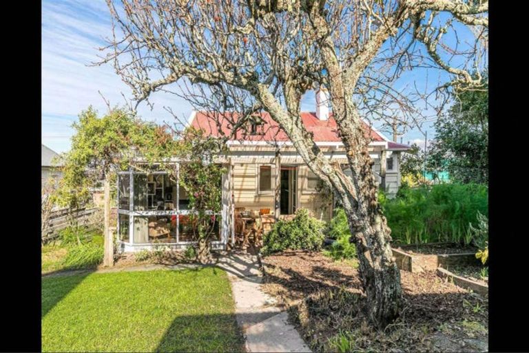 Photo of property in 18 Ngataringa Road, Devonport, Auckland, 0624