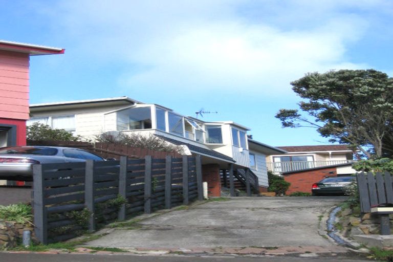 Photo of property in 54 Colchester Crescent, Newlands, Wellington, 6037