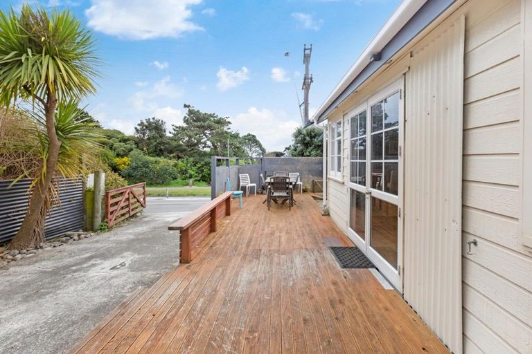 Photo of property in 2 Te Pari Pari Road, Pukerua Bay, 5026