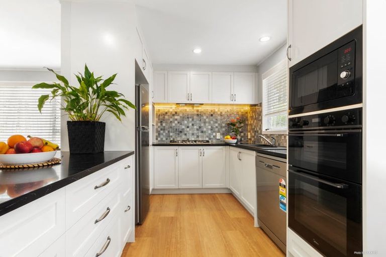 Photo of property in 6 Waari Avenue, Sunnyvale, Auckland, 0612