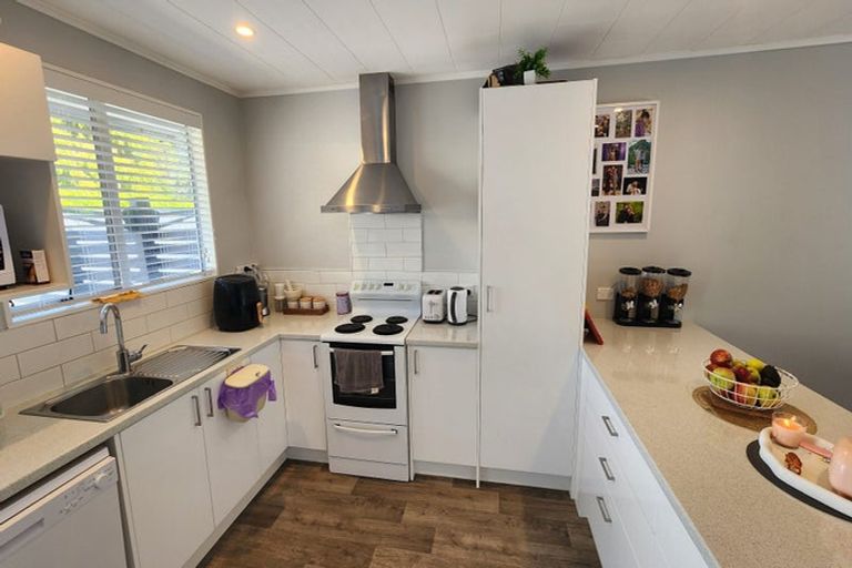 Photo of property in 2/80 Airlie Road, Plimmerton, Porirua, 5026