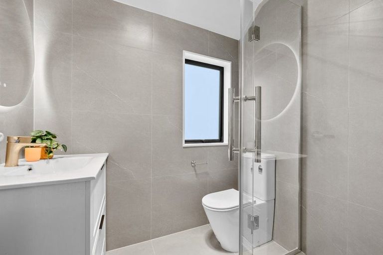 Photo of property in 1/18 Albert Road, Kelston, Auckland, 0602