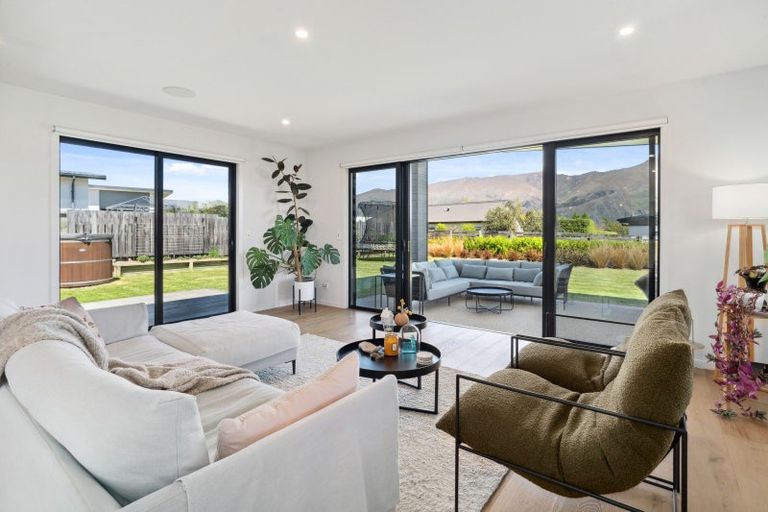 Photo of property in 9 Centre Crescent, Wanaka, 9305