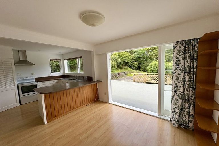 Photo of property in 135 Taylor Terrace, Tawa, Wellington, 5028