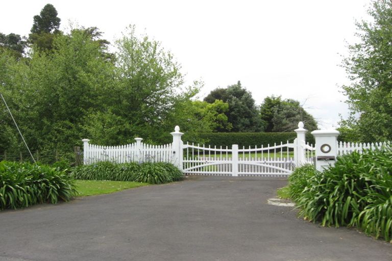 Photo of property in 135 Motu Road, Kumeu, 0891