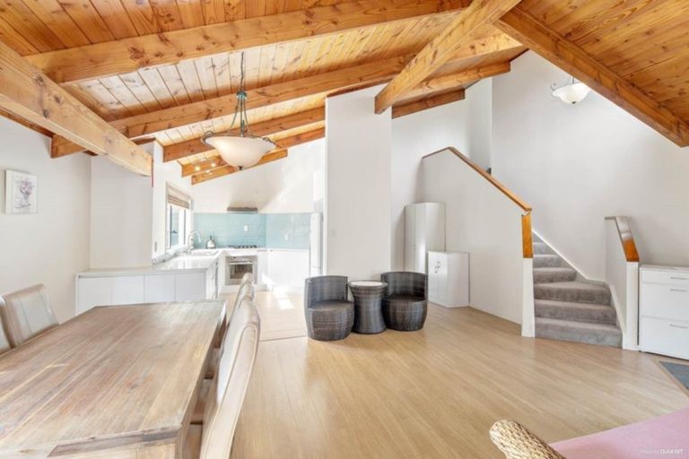 Photo of property in 1/138 East Coast Road, Forrest Hill, Auckland, 0620