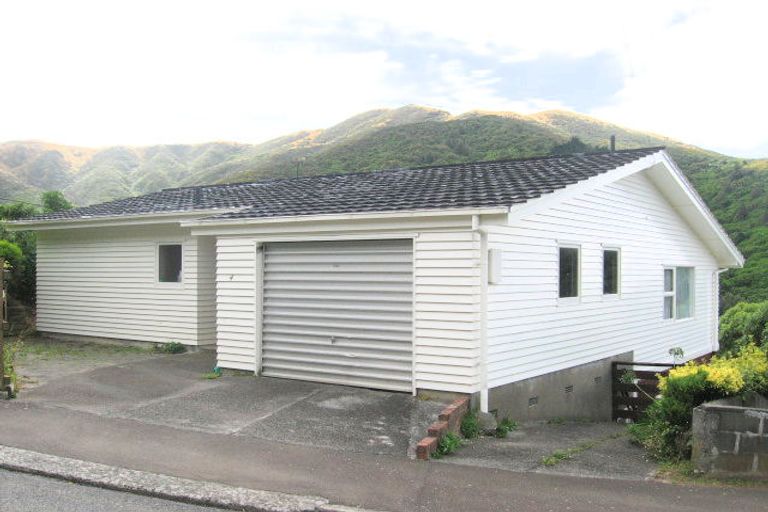 Photo of property in 4 Doris Gordon Crescent, Crofton Downs, Wellington, 6035