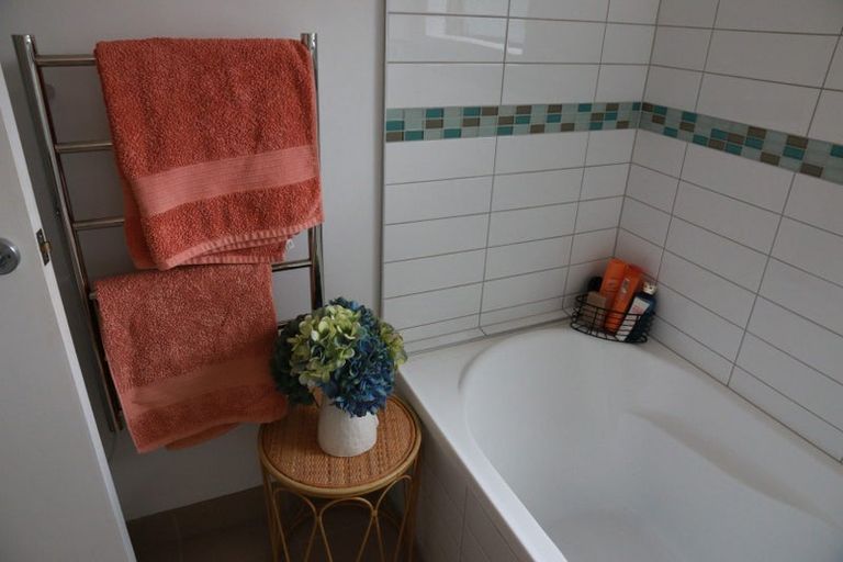 Photo of property in 2/17 Telephone Road, Birkenhead, Auckland, 0626