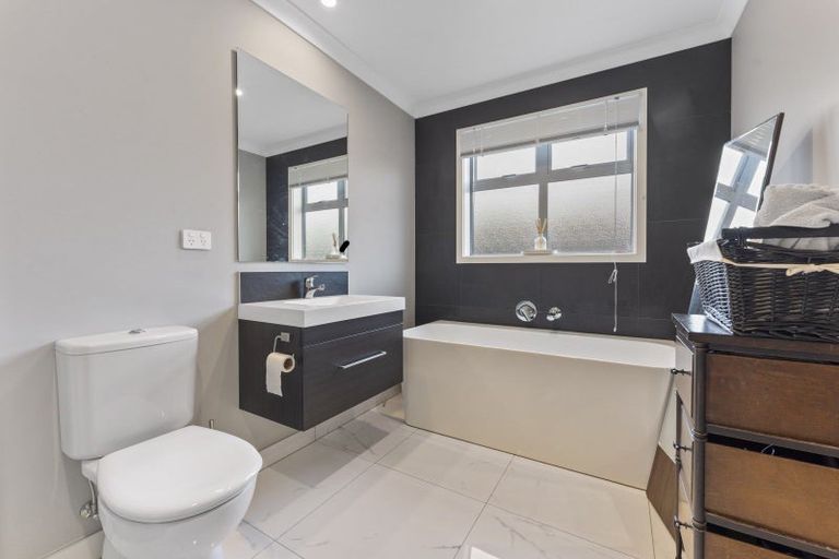 Photo of property in 16 Freedom Drive, Kelvin Grove, Palmerston North, 4414