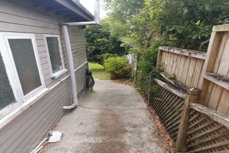 Photo of property in 16 De Val Drive, Titirangi, Auckland, 0604