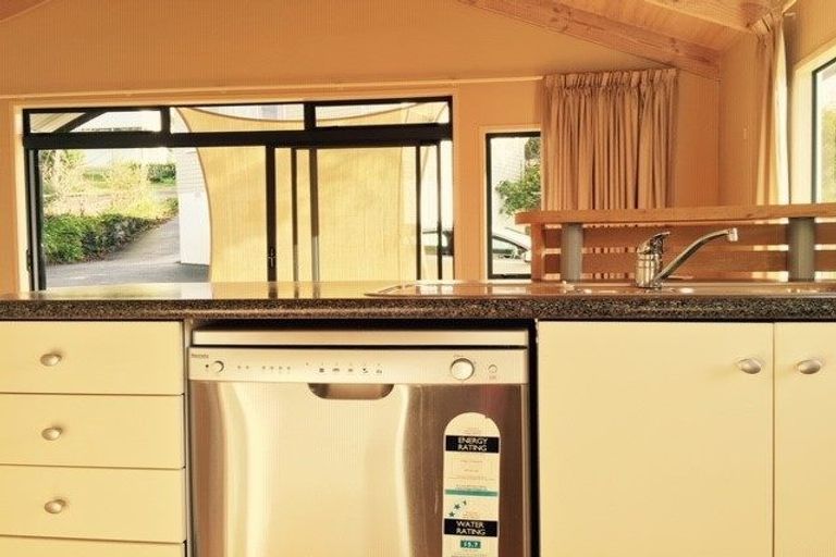 Photo of property in 7a Erica Road, Sunnynook, Auckland, 0620