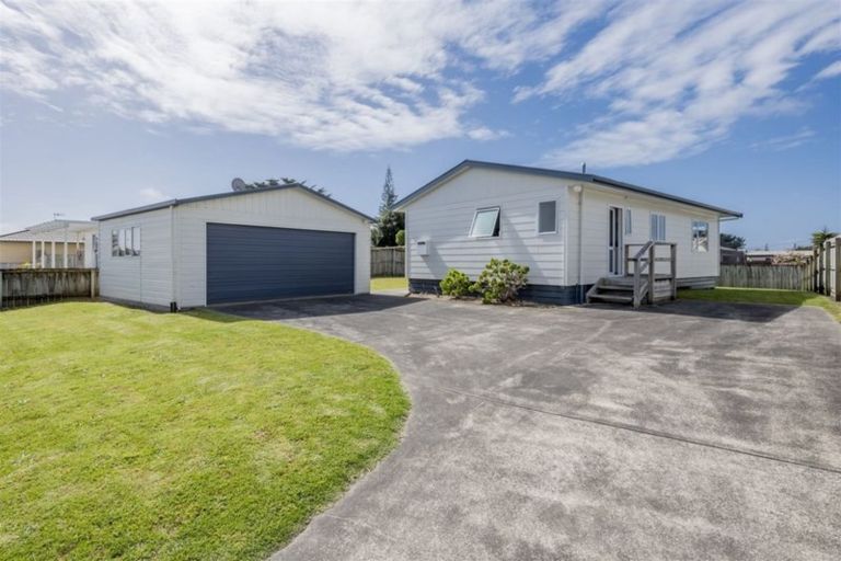 Photo of property in 26 Karaka Street, Otaki Beach, Otaki, 5512
