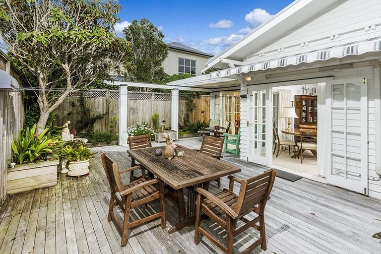 Photo of property in 2/40a Norwood Road, Bayswater, Auckland, 0622