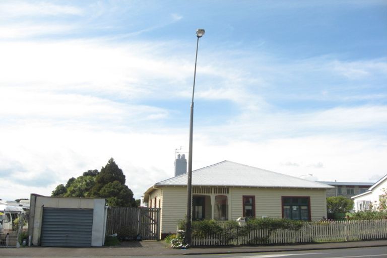 Photo of property in 51 Morley Street, New Plymouth, 4310