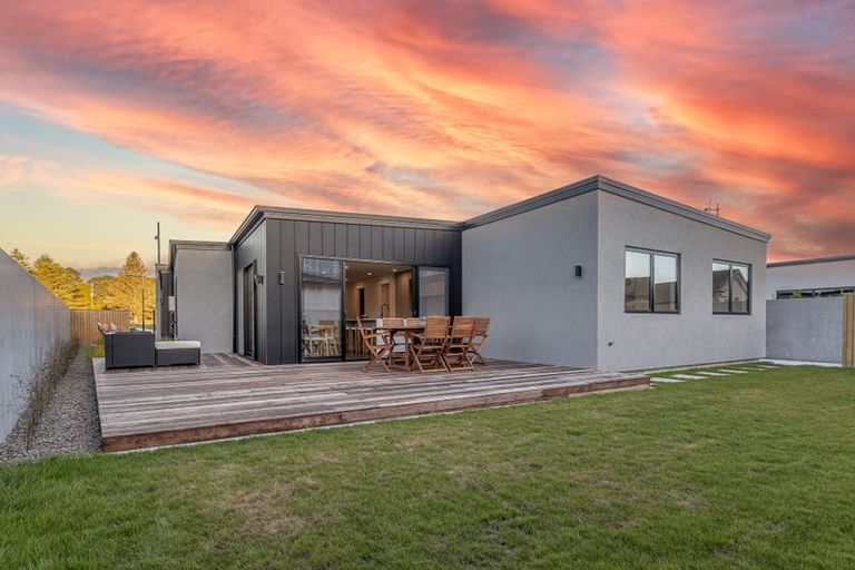 Photo of property in 32 Memorial Drive, Hokowhitu, Palmerston North, 4410