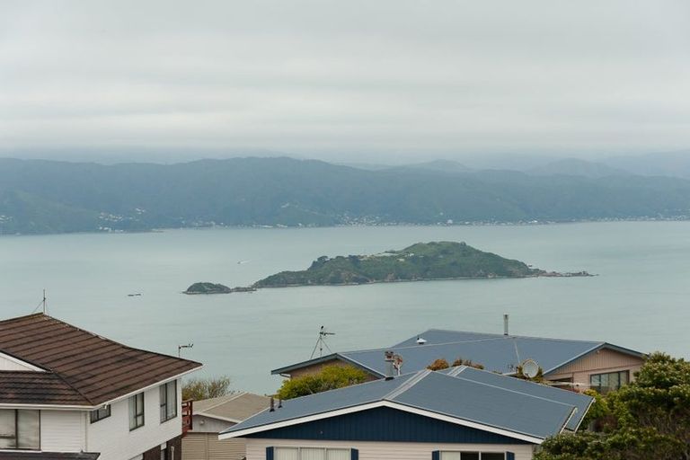 Photo of property in 21 Cheyne Walk, Newlands, Wellington, 6037