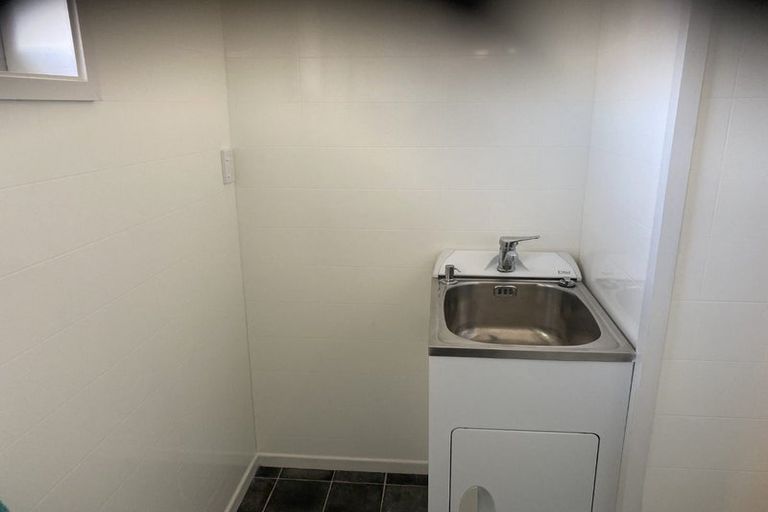 Photo of property in 43 Oakley Crescent, Hornby, Christchurch, 8042